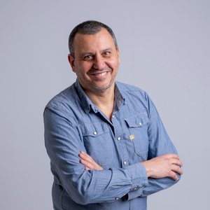 Frédéric Myara, fondateur de Bonne Compagnie, souriant, les bras croisés